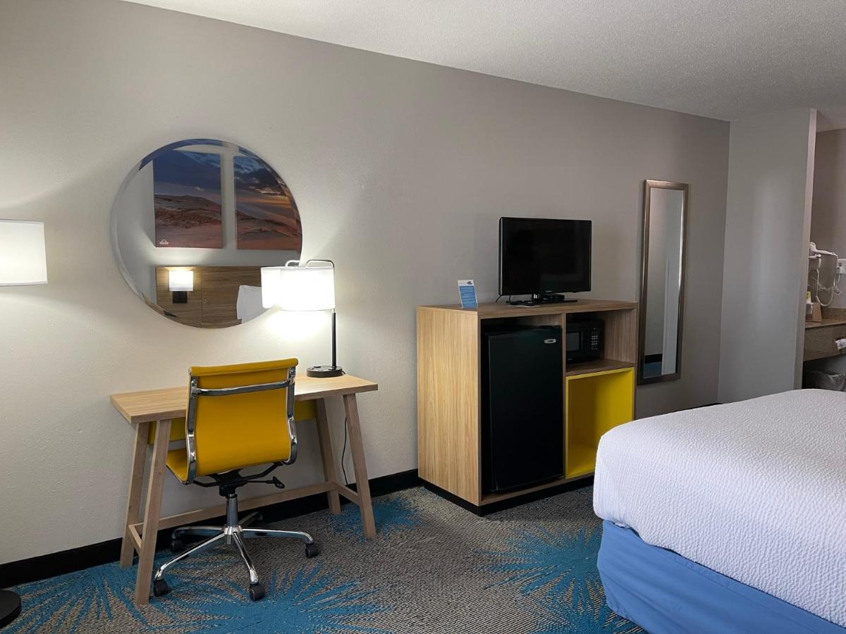 Days Inn By Wyndham Colby Exterior photo