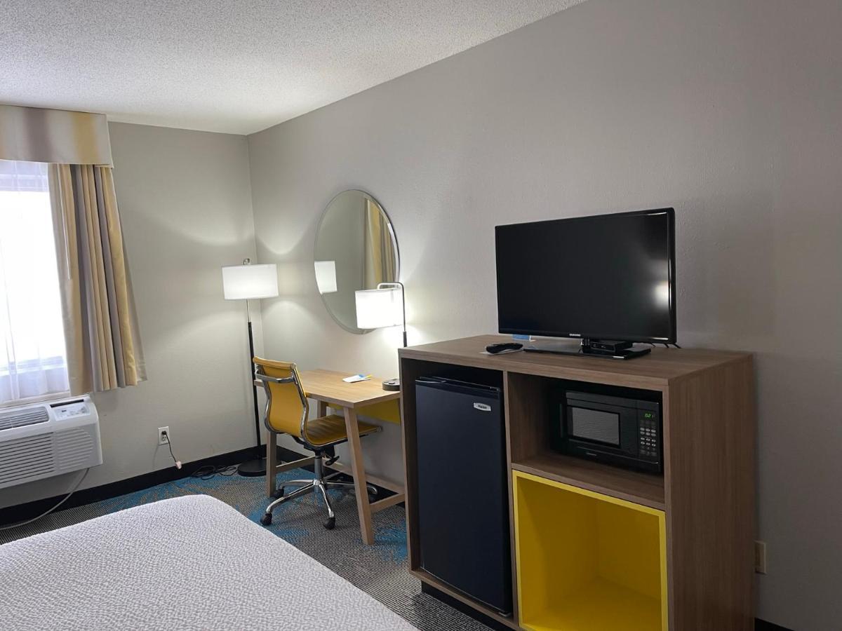 Days Inn By Wyndham Colby Exterior photo