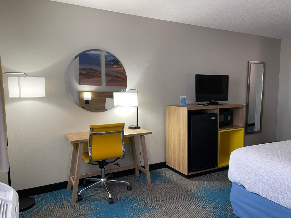 Days Inn By Wyndham Colby Exterior photo