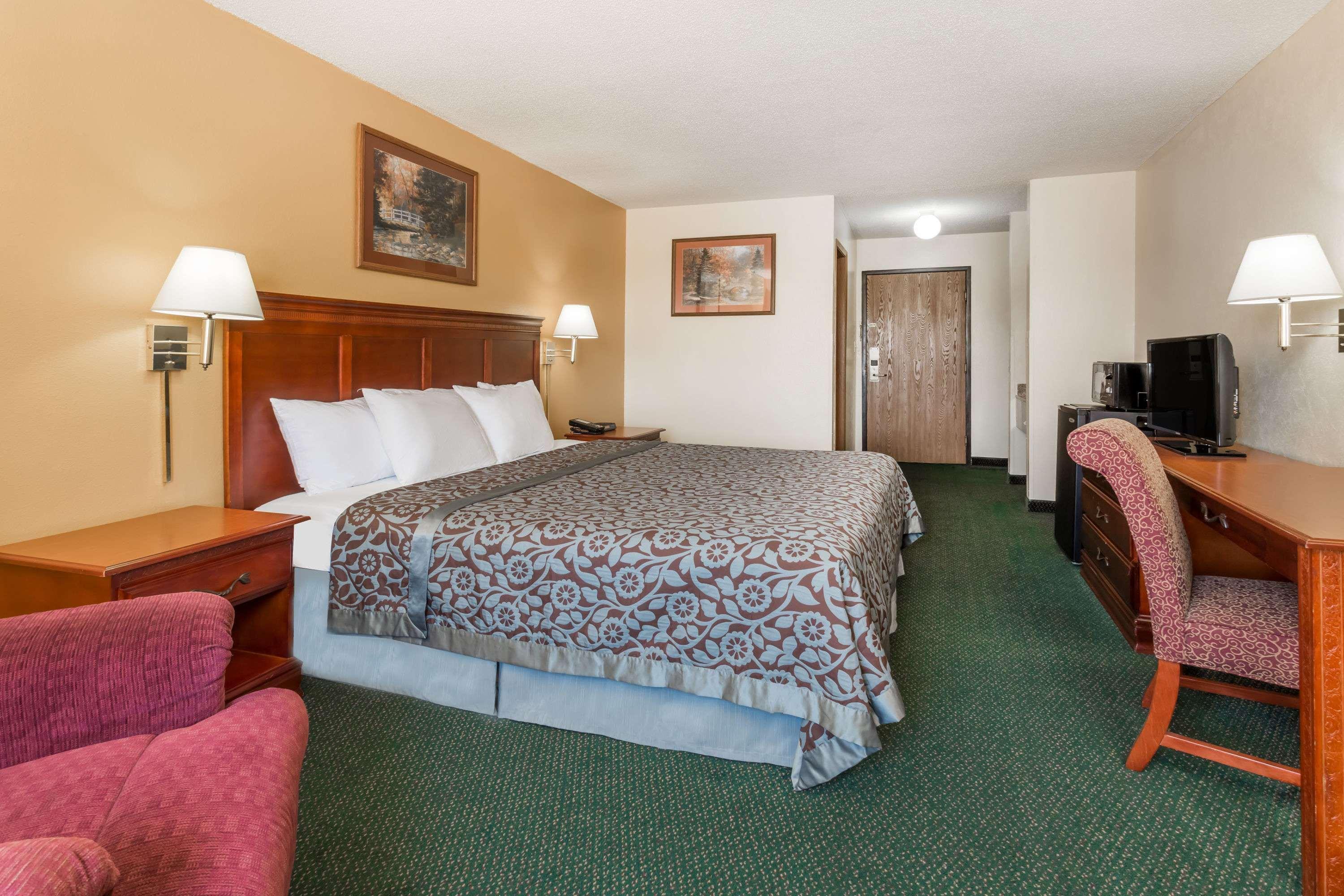 Days Inn By Wyndham Colby Exterior photo